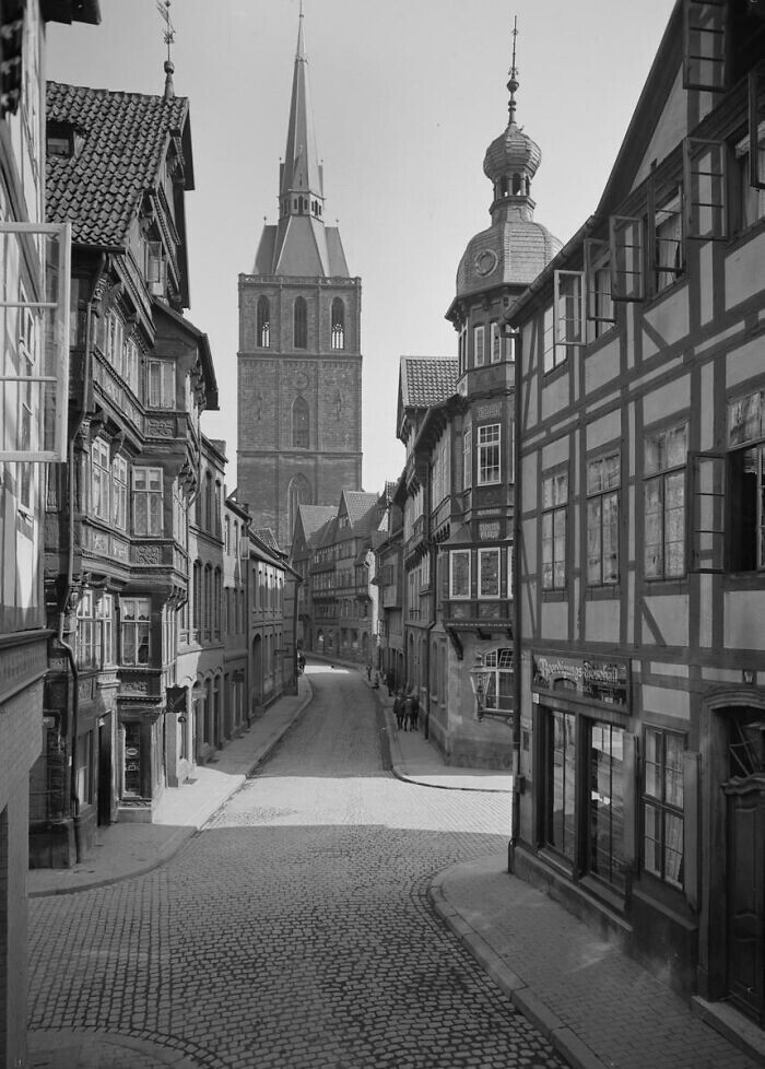 Город Хильдесхайм, Нижняя Саксония, Германия. Когда-то один из самых живописных и нетронутых средневековых городов Европы. Разрушен 22 марта 1945 года, за месяц до окончания войны