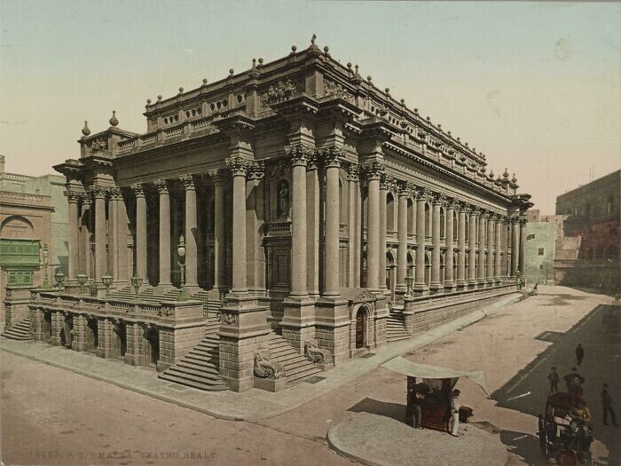 Королевский оперный театр в Валлетте, Мальта (1911 г.). Построенный в 1866 году, он был разрушен во время Второй мировой войны в результате прямого попадания немецкой бомбы