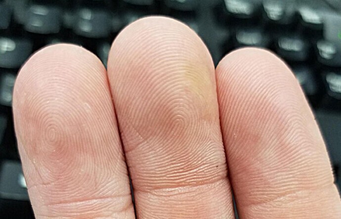 22. Только у 5% людей отпечатки пальцев похожи на "дугу" (справа). Чаще встречаются узоры в виде "петли" (посередине) или "спирали" (слева).