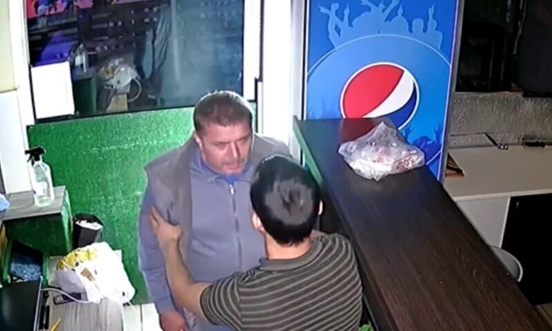 В Харькове пьяный мужчина напал на продавца шаурмы