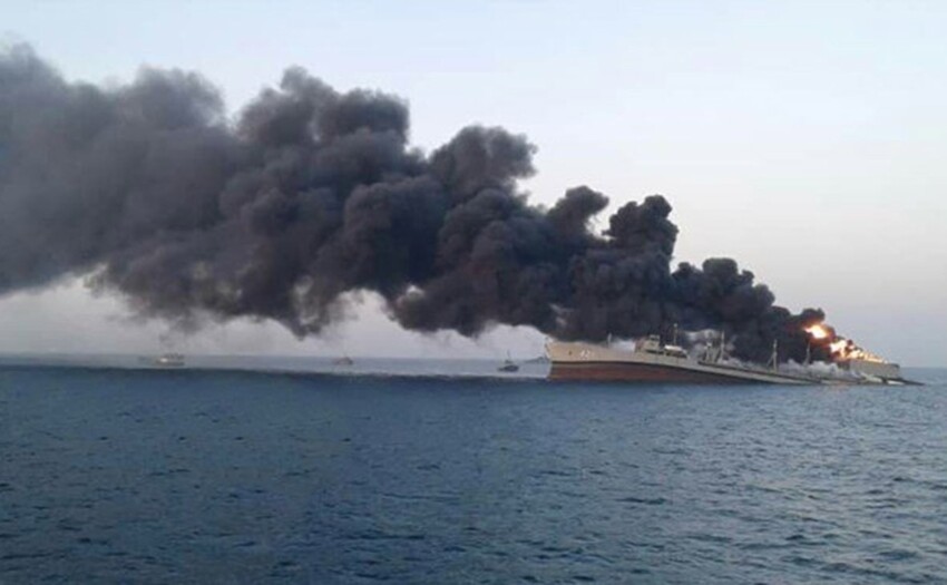 Крупнейший корабль ВМС Ирана загорелся и затонул в Оманском заливе