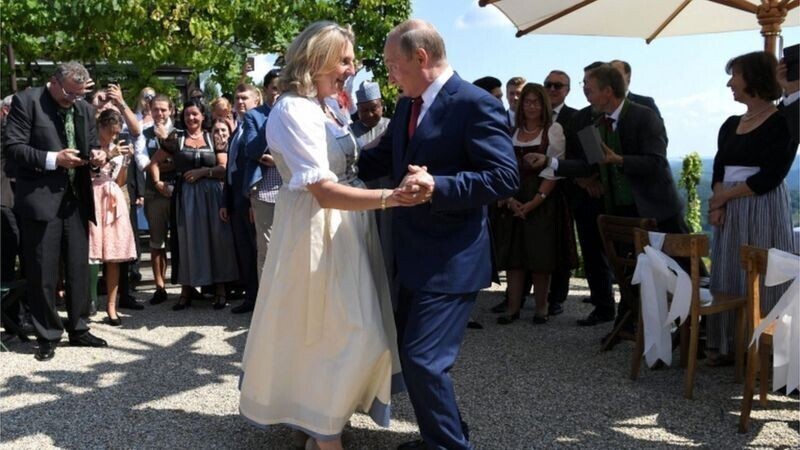 В совет директоров "Роснефти" вошла Карин Кнайсль, с которой танцевал Путин. Чем она известна?