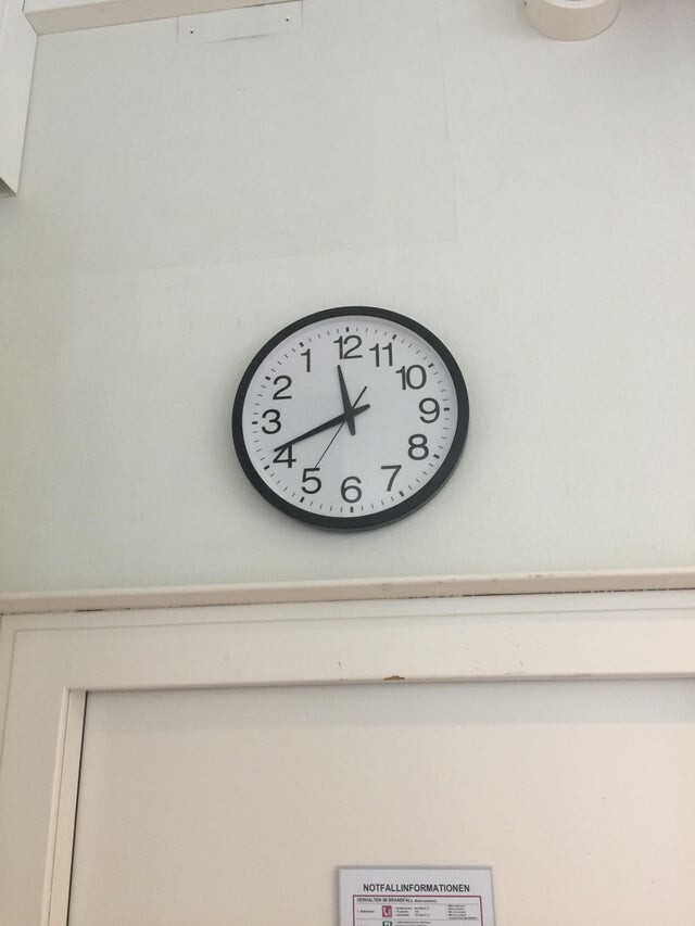 У нас на работе неправильные часы