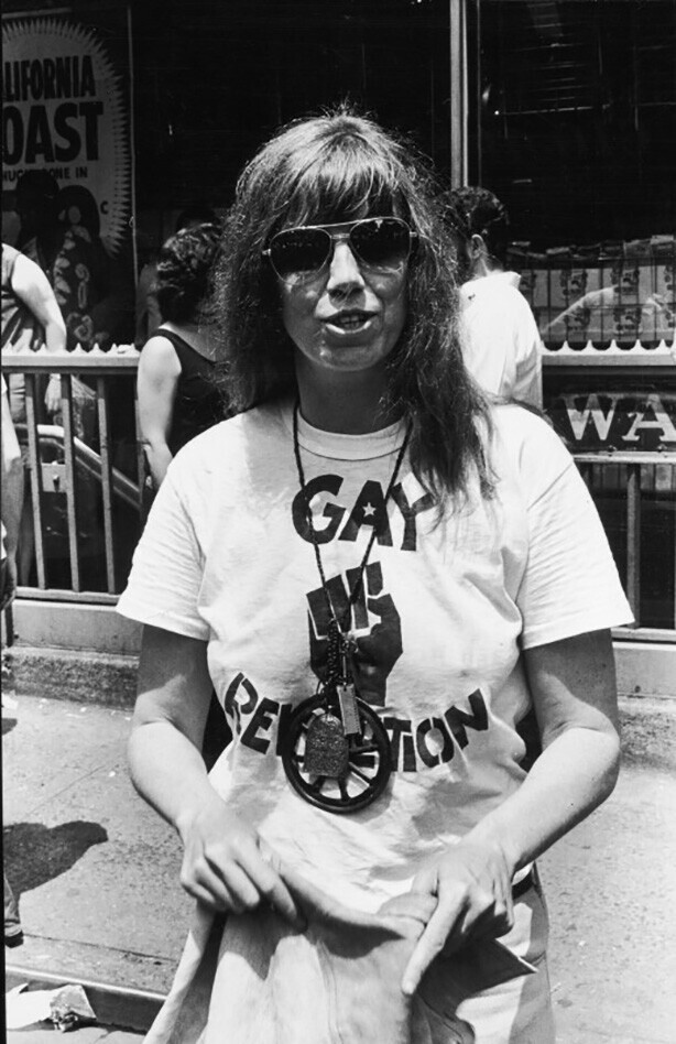 27 июня 1971. Нью-Йорк. Лесбиянка-феминистка Джилл Джонстон на втором ежегодном марше по случаю «Дня освобождения» («День освобождения» - Гей-бунт на Кристофер-стрит в 1969 году).
