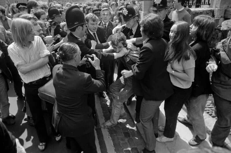 23 июня 1971 года. Великобритания, Оксфорд. Протесты по случаю визита в Оксфорд премьер-министра Эдварда Хита для получения почетной докторской степени. Фото Roger Jackson.