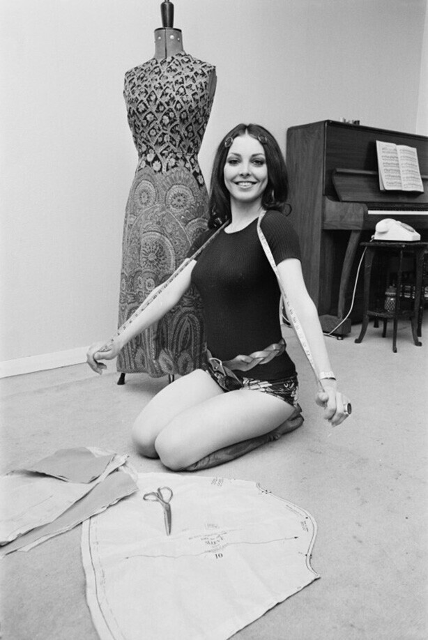 18 июня 1971 года. Луиза Кларк - танцовщица британской труппы Pan's People за работой над сценическим костюмом. Фото P. Shirley.