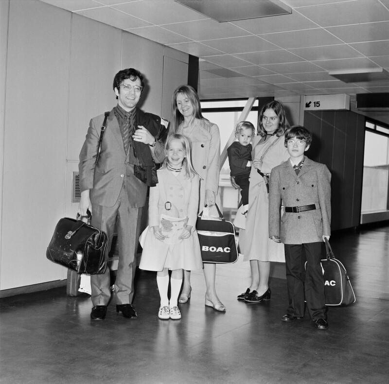 19 июня 1971 года. Пианист и дирижер Владимир Ашкенази с женой, исландской пианисткой Торун Софией Йоханнесдоттир и детьми в аэропорту Лондона. В 1963 году Владимир Ашкенази не вернулся в СССР после выступления в Лондоне.