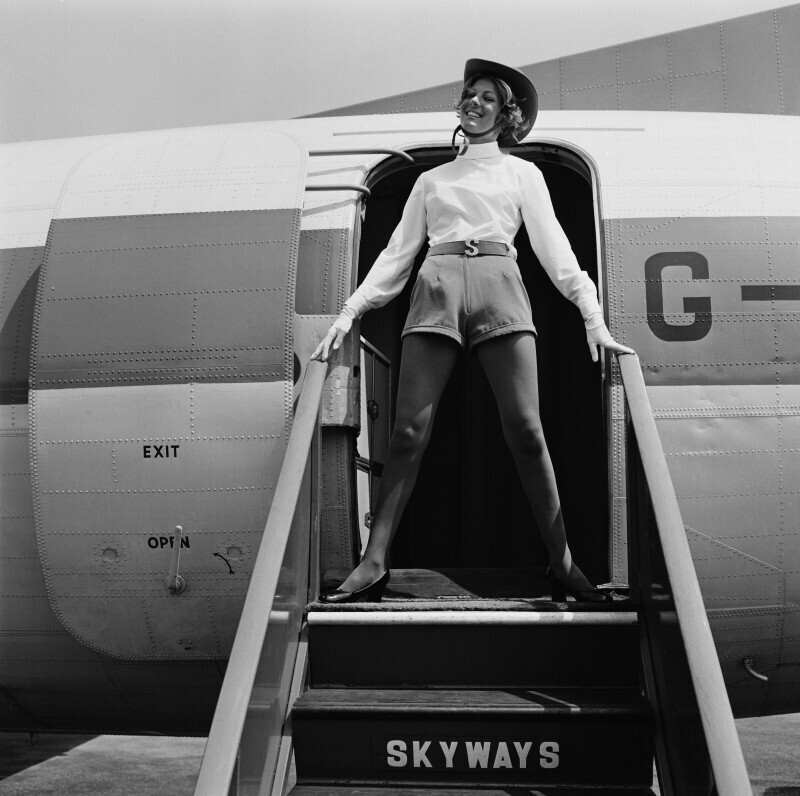 4 июня 1971 года. Стюардесса в новой форме авиакомпании Skyways. Фото Morrison.