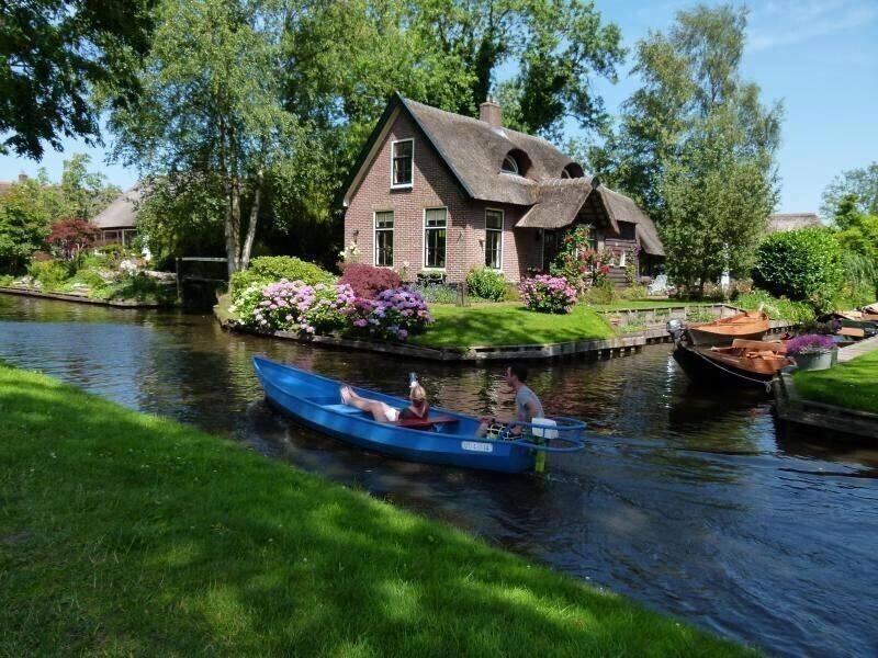 Гитхорн  -деревня в Нидерландах без дорог, где единственным видом транспорта является лодка