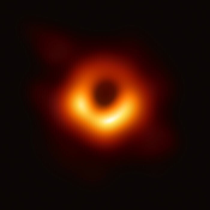 Стивен Хокинг умер чуть больше чем за год до первой фотографии черной дыры