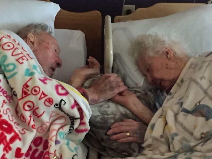 17. "Моя 96-летняя бабушка и дедушка (100 лет) за несколько часов до того, как она умерла. 77 лет брака"