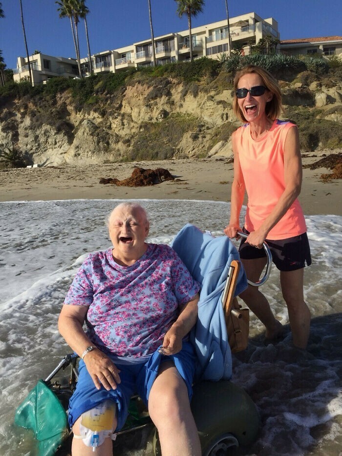 8. "Прежде чем лечь в хоспис, моя бабушка хотела увидеть океан в последний раз. Ее лицо говорит само за себя"