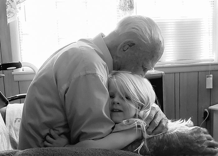 16. "Разница в 100 лет. Мой дедушка в свой 103 день рождения, и моя 3-летняя дочь. Это фото бесценно"