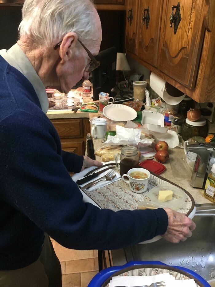 26. "Мой дедушка (92 года) каждый вечер приносит бабушке (91 год) ужин в постель"