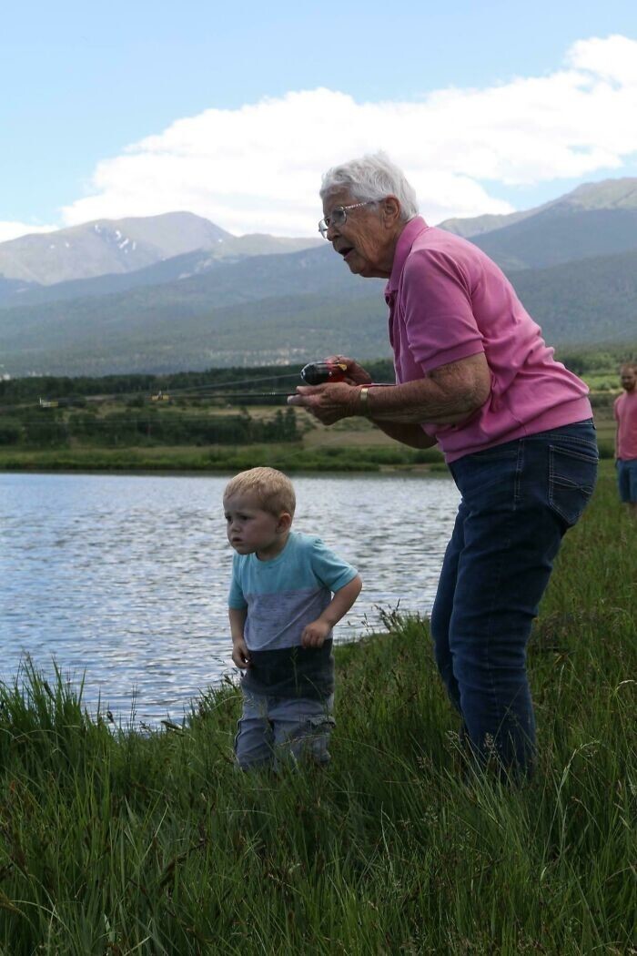 12. "Мой 3-летний сын и его 89-летняя прабабушка объединились, чтобы поймать первую в их жизни рыбу"
