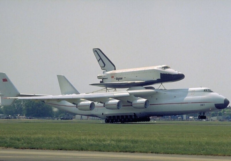 Ан-225 с космическим челноком «Буран» на авиасалоне Ле-Бурже, Париж, 1989 год.