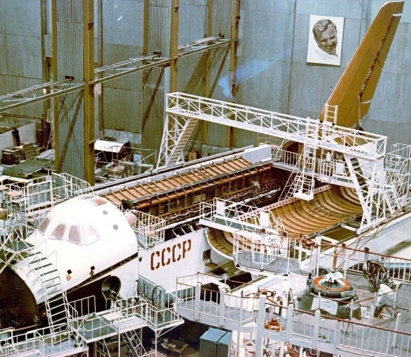 Производство советского многоразового транспортного космического корабля (МТКК) «Буран» близится к завершению. 1982 год.