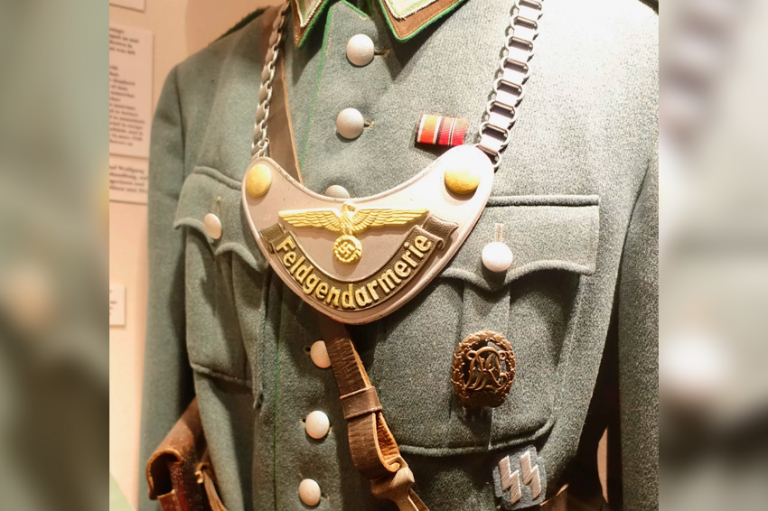 Для чего некоторые немецке солдаты носили на груди загадочные пластины?