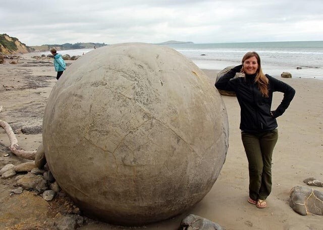 Эти естественные сферы нашли в Новой Зеландии. Существует версия, что они образовались из грязи морского дна более 56 миллионов лет назад, в эпоху палеоцена.