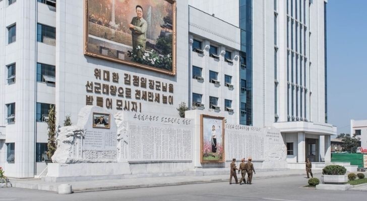7. Только одной художественной студии в Северной Корее разрешено изображать лидеров страны.