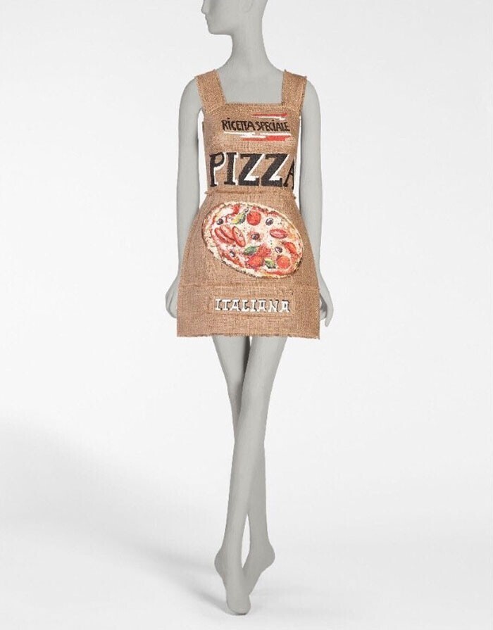 Платье разносчика пиццы от Dolce&Gabbana. Между прочим, $2118 (150 тысяч рублей)