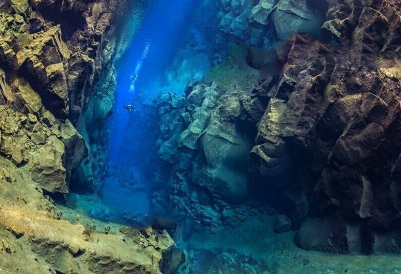 Под водой находится огромный хребет.