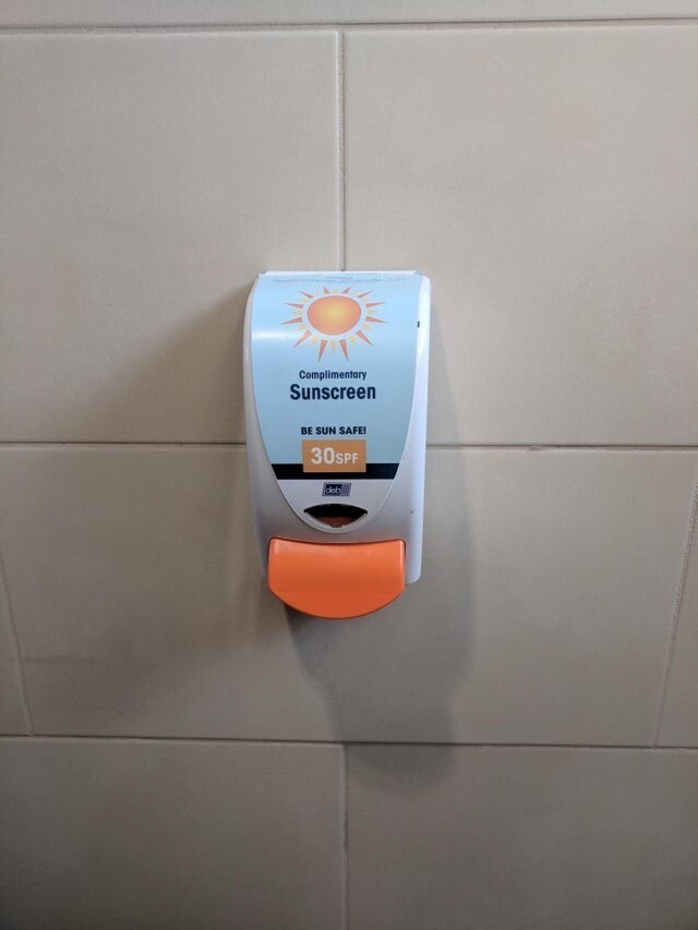В туалете зоопарка есть дозатор с солнцезащитным кремом