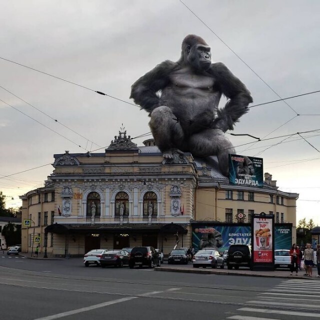 Гигантские животные на улицах Питера