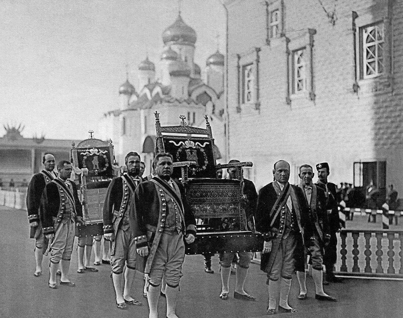 Придворные переносят царский трон в Большой Кремлевский дворец во время подготовки к коронации Николая II, 1896 г.
