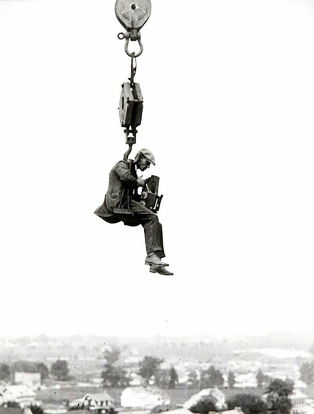 Фотограф с крана снимает вид сверху, США, 1930 год