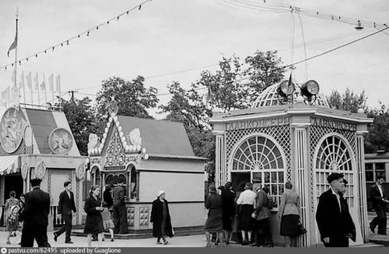 У входа в парк «Сокольники», 1947 год.