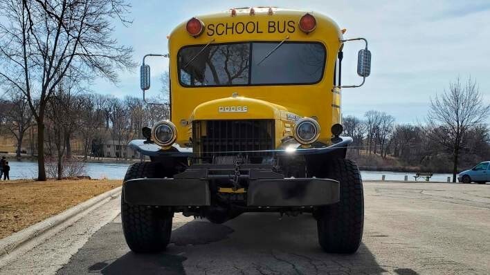 Cумасшедший школьный автобус 1948 года с двигателем от Dodge Hellcat