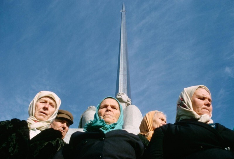 Группа бабушек стоит перед памятником покорителям космоса. Москва. РСФСР. СССР. 1967 год.