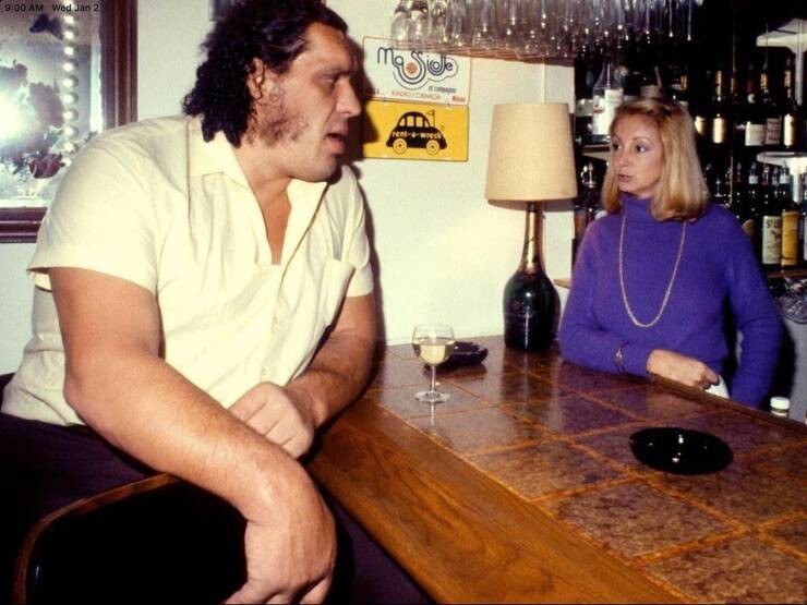 26. Рестлер Андре Гигант в баре в 1976 году