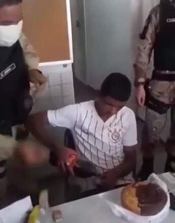Самый грустный в мире праздник: полицейские поздравили парня с 18-летием и арестовали
