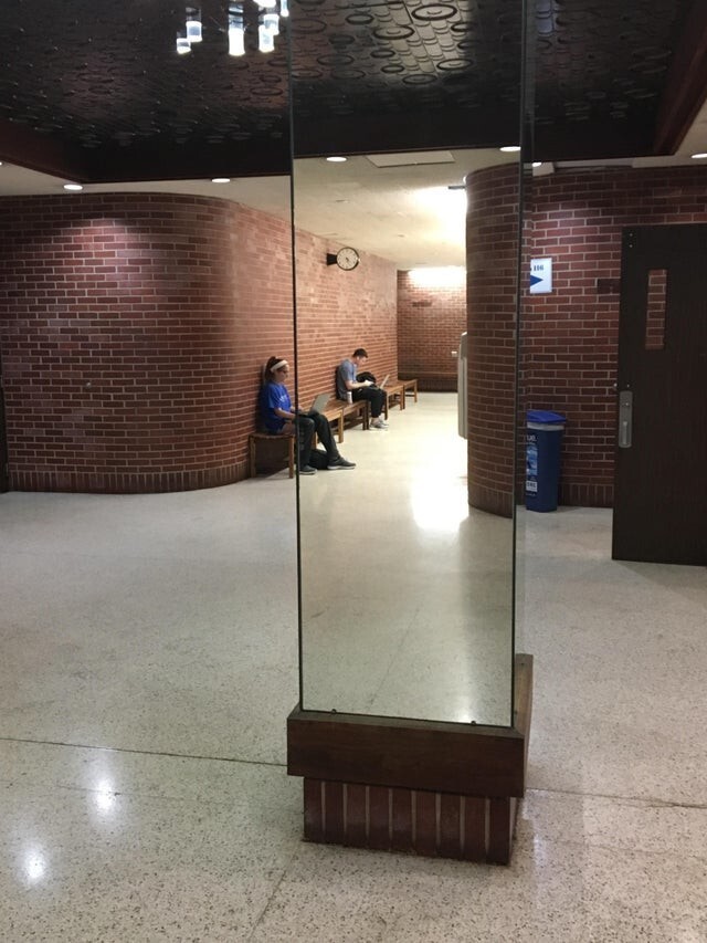 Зеркальная колонна, которая кажется прозрачной