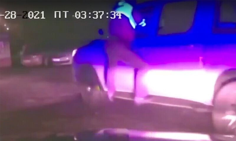 Пьяный житель Кызыла протащил на подножке авто инспектора ДПС, зажатого боковым стеклом