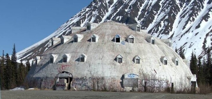 Заброшенный отель-иглу на Аляске