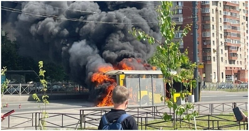 В Санкт-Петербурге автобус вспыхнул рядом с остановкой