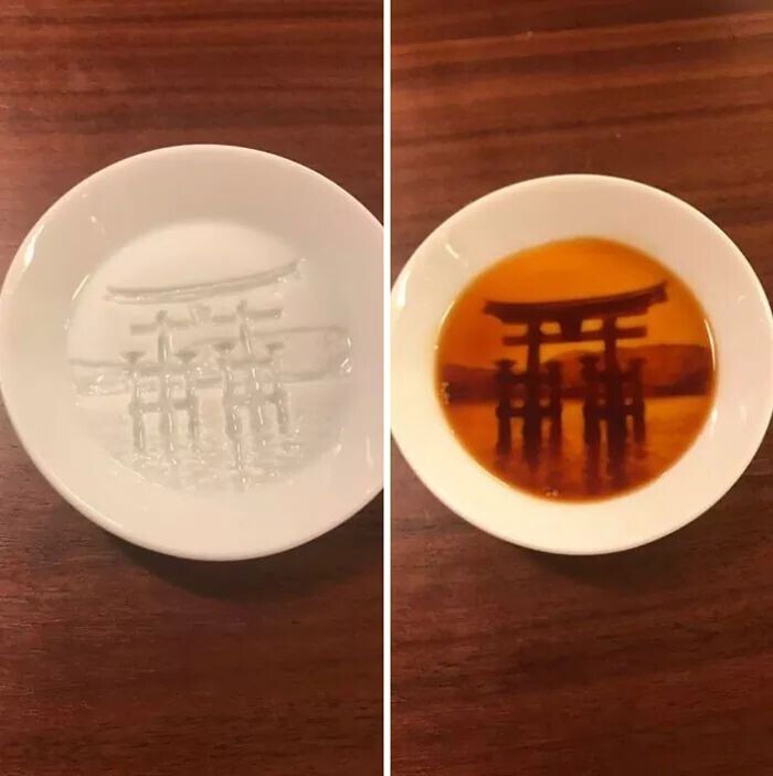 Святилище Ицукусима Синто появляется на дне тарелки, когда в нее наливают соус