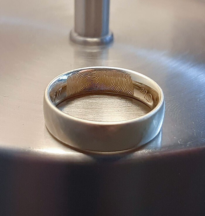 Обручальные кольца с выгравированными лазером отпечатками пальцев супругов