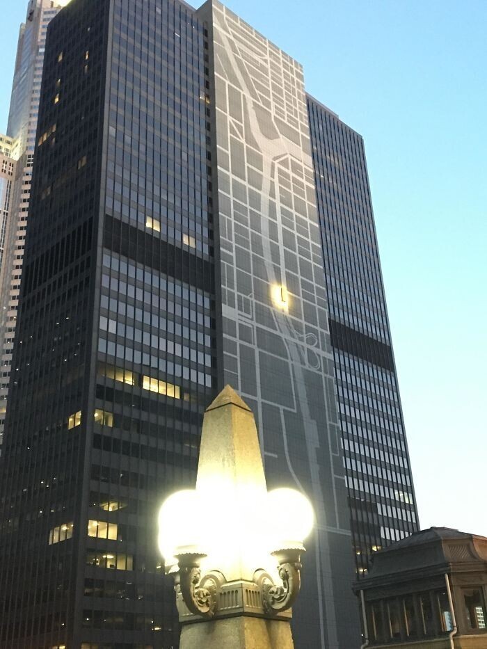 На фасаде здания в Чикаго нарисована карта района, на которой отмечено само здание