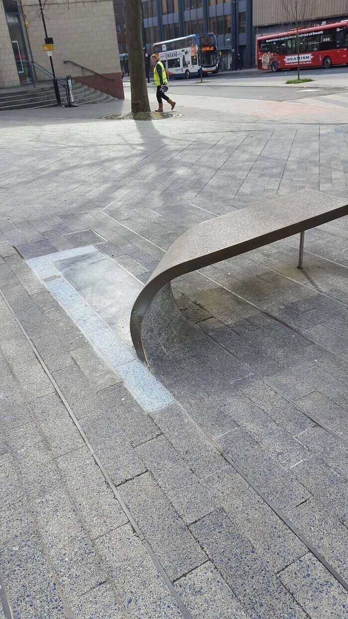 Скамейка из скрученной тротуарной плиты
