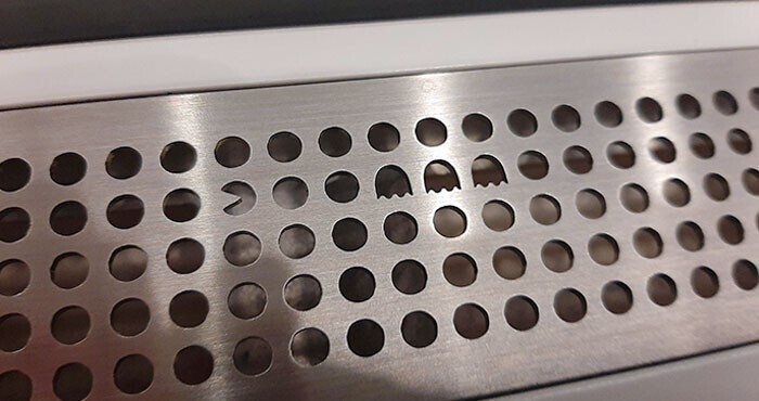 На вентиляционной решетке в метро Стокгольма прячутся мадленькие сюрпризы - их можно искать по пути, чтобы ехать было не так скучно