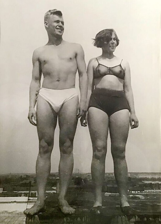Советский атлет и комсомолка в прозрачном купальнике. 19 мая 1932. г. Москва