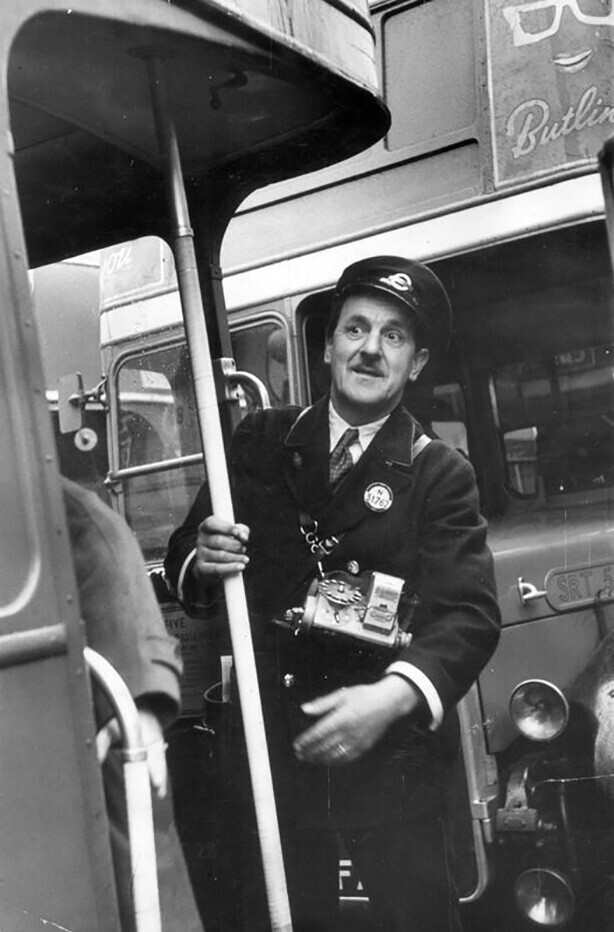 Кондуктор лондонского автобуса, прежде чем нажать кнопку звонка, убедился, что все его пассажиры находятся в безопасности. 1951 год
