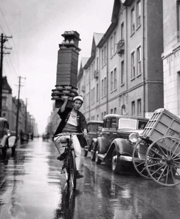 Развозчик гречневой лапши. Токио, 1940 г. В 1960-х гг доставка еды на велосипедах в Токио была запрещена из-за высокого риска ДТП.