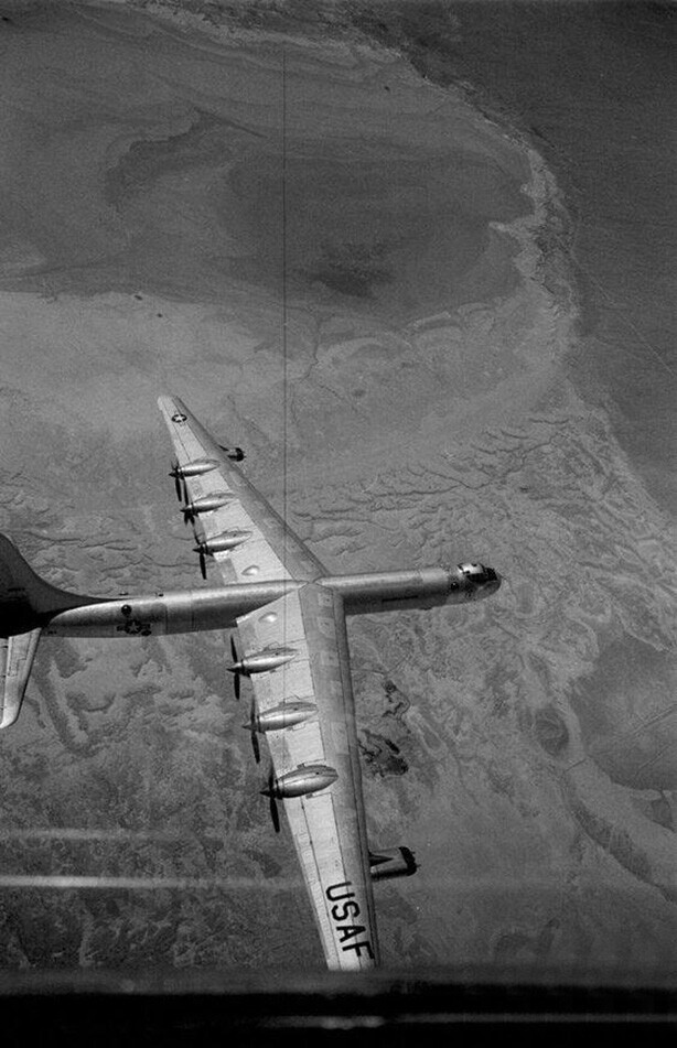 Американский стратегический бомбардировщик Convair B-36 Peacemaker в полете, первая половина 1950-х годов