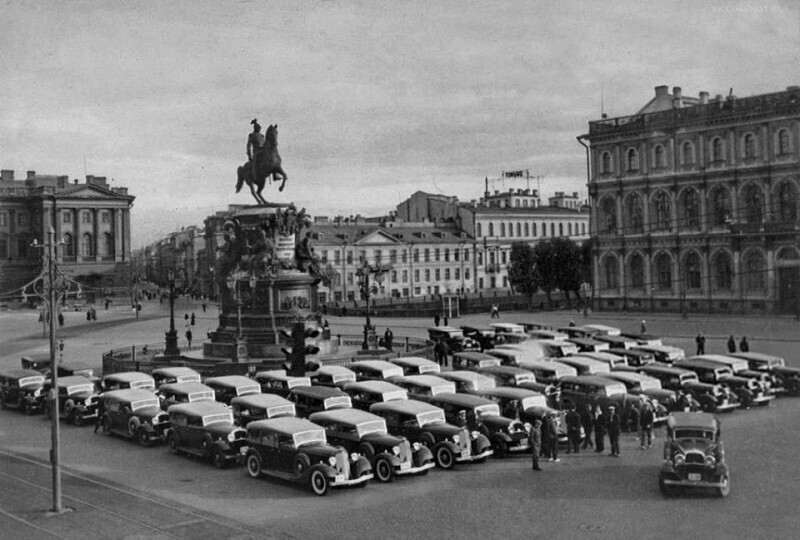 Автомобили "Линкольн", закупленные для «Интуриста» на пл. Воровского в Ленинграде. 1933-1934 гг.