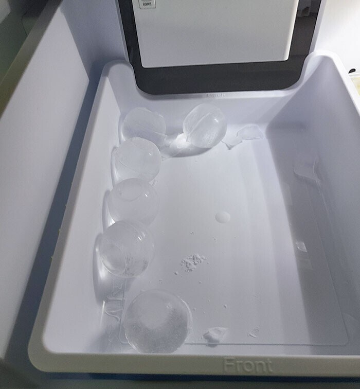 Машинка для льда делает ледяные шарики, а не кубики - так симпатичнее